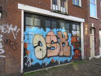 828712 Afbeelding van graffiti, waaronder de graffiti-tekst 'ASK', op de deuren van de werkplaats in het pand ...